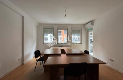 Zyrë me qira në rrugën B