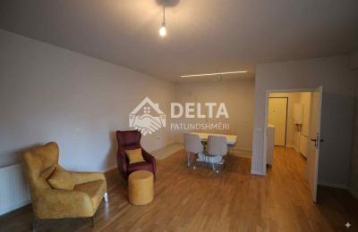 Banesë në shitje në Tophane