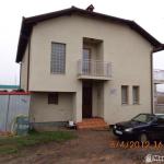 Shitet shtepia 2 katëshe, 400m2, me 8 ari truall në lagjen Arberia magjistralja Prishtinë – Mitrovicë, afës sallonit “GJINI”