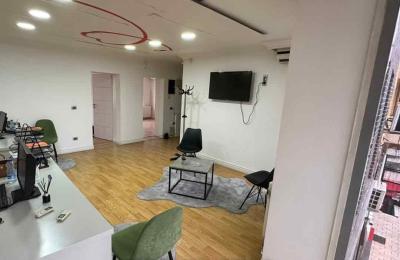 ZYRE ME QERA NË QENDER