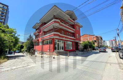 Objekt afarist 600m2 me qira në lagjen Aktash