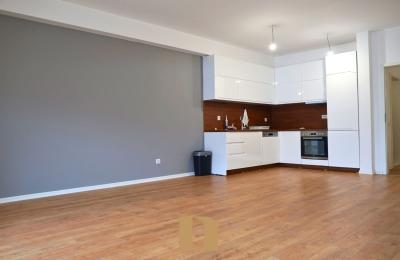 Zyre Me Qira – Prime Group, Lakrishte