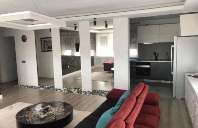 Ipet me qira banesa 4 dhomëshe 120m2 kati 5 në lagjen Kodra e Diellit