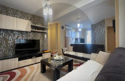 Banesë me 2 dhoma gjumi me qira në Qendër