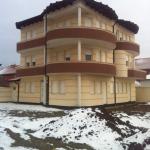 Shitet shtepia 3 katshe ne Fushë Kosovë afer Postes, me 10 ari truall dhe siperfaqe banimi 540m2