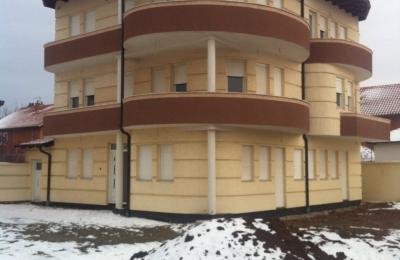 Shitet shtepia 3 katshe ne Fushë Kosovë afer Postes, me 10 ari truall dhe siperfaqe banimi 540m2