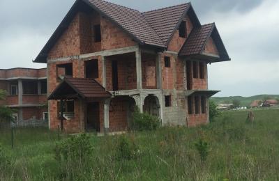 Shitet shtepia 2 katshe, 250m2 me 5 Ari truall, në Fushë Kosovë