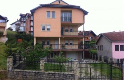 Shitet shtëpia 4 katshe në Lagjen e Spitalit (mbrapa Eulex-it) me sipërfaqe 450m2 dhe ka 4 ari truall