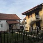 Shiten 2 shtepi në Fushë Kosovë me 4 Ari Truall