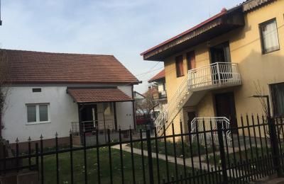 Shiten 2 shtepi në Fushë Kosovë me 4 Ari Truall