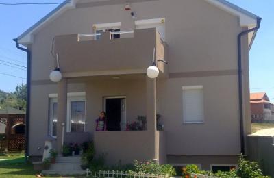 Ipet me qira Shtepia 2 katshe në lagjen Mati 1