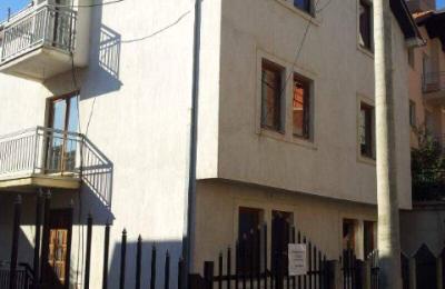 Ipet me qira shtepia 3 katshe 240m2 në lagjen Emshir