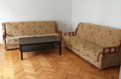 Ipet me qira banesa 2 dhomeshe 70m2 kati 1 në lagjen Kodra e Diellit