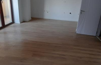 Ipet me qira banesa 3 dhomeshe 100m2 kati 3 në lagjen Lakrishtë