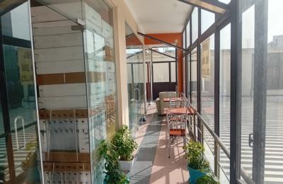 Jepet me qera ambient bisnesi buze rruge prane tregut industrial Durres.