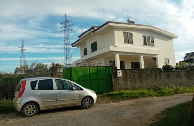 Shitet vile dy kateshe ne Rrashbull Durres.