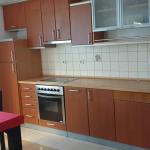 Ipet më qira banesa 3 dhomëshe në Arbëri, afër rrethi Ismetit, me sipërfaqe 120m2, kati 2