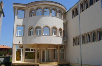 Objekt afarist për shitje në lagjen Kalabria, me sipërfaqe 950m2,