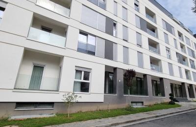 Shitet banesa 3 dhomshe 82m2 kati 2 Lagja e Spitalit