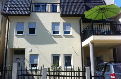 Ipet me qira shtëpia 3 katëshe, 350m2, me 3 ari truall, në Mati 1, mbi rrugën B