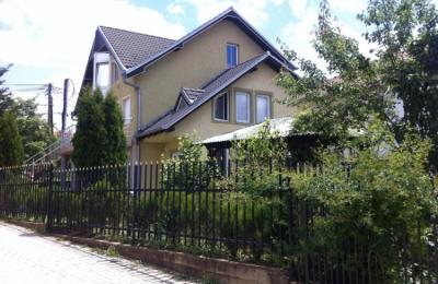 Shitet shtëpia 2 katëshe me sipërfaqe 270m2, me 3.6 ari truall në lagjen Mati 1