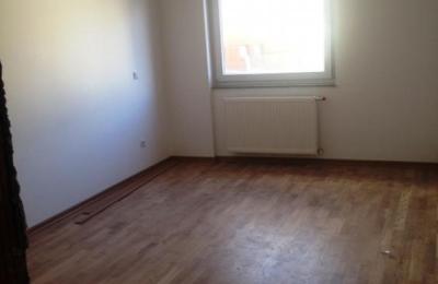 Ipet me qira banesa 3 dhomëshe 100m2 në lagjen Kodra e Diellit