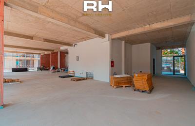 Lokal 360m² + 60m² me QIRA në Aktash