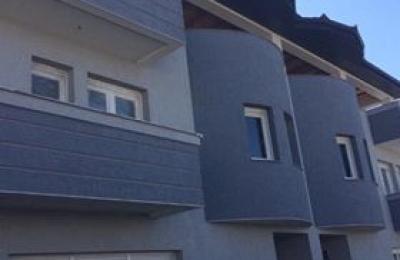 Ipet me qira Shtepia 3 katëshe me 260m2 Kalabri