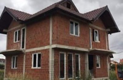 Shitet Shtepia me 5 Ari truall në Uglare (Fushë Kosovë)