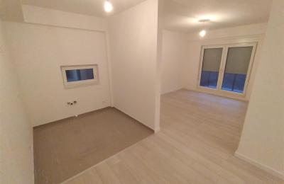 Ipet me qira banesa 3 dhomëshe në lagjen Mati 1 afer shkollës Pavarsia, me sipërfaqe 75m2