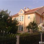 Shitet shtëpija 2 katëshe në Veternik, mrapa Grandstores, me sipërfaqe 300m2, me 4 ari truall