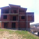 Shitet shtëpia 3 katëshe me 8 ari truall në Sofali, me sipërfaqe 390m2