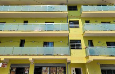 Shiten 9 Apartamente 1+1 dhe 3 dyqane ne Durres per investim