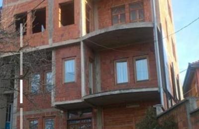 Shitet shtepia 4 katëshe me 470m2 me 2 Ari Truall në Lagjen Dodona