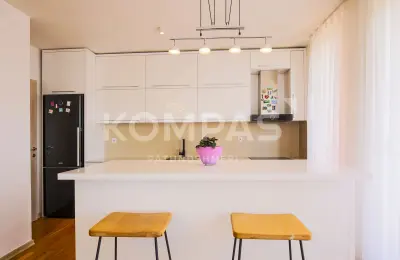 Ofrohet PËR QIRA Penthouse i bukur në rrugën C tek Tregtia