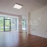 Ofrohet PËR QIRA Lokal në kuader të kompleksit "Banesat e Bardha" në Bregun e Diellit