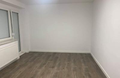 Ipet me qira banesa 2 dhomeshe 65m2 kati 3 në Qendër