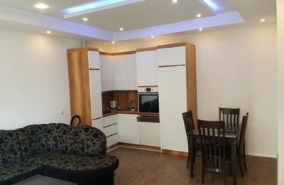 Ipet më qera banesa 4 dhomëshe 120m2 kati përdhese në lagjen Dodona